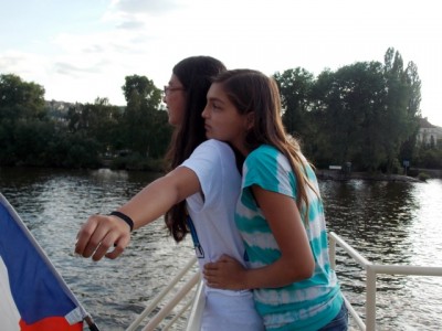 Titanic pose